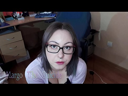 ❤️ Seksi djevojka s naočalama duboko siše dildo na kameri ❤ Tvrdi porno kod nas ❌❤